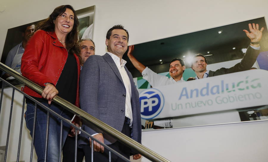 Juanma Moreno, junto a Loles López, dirigiéndose a comunicar su valoración del resultado a los militantes del Partido Popular.