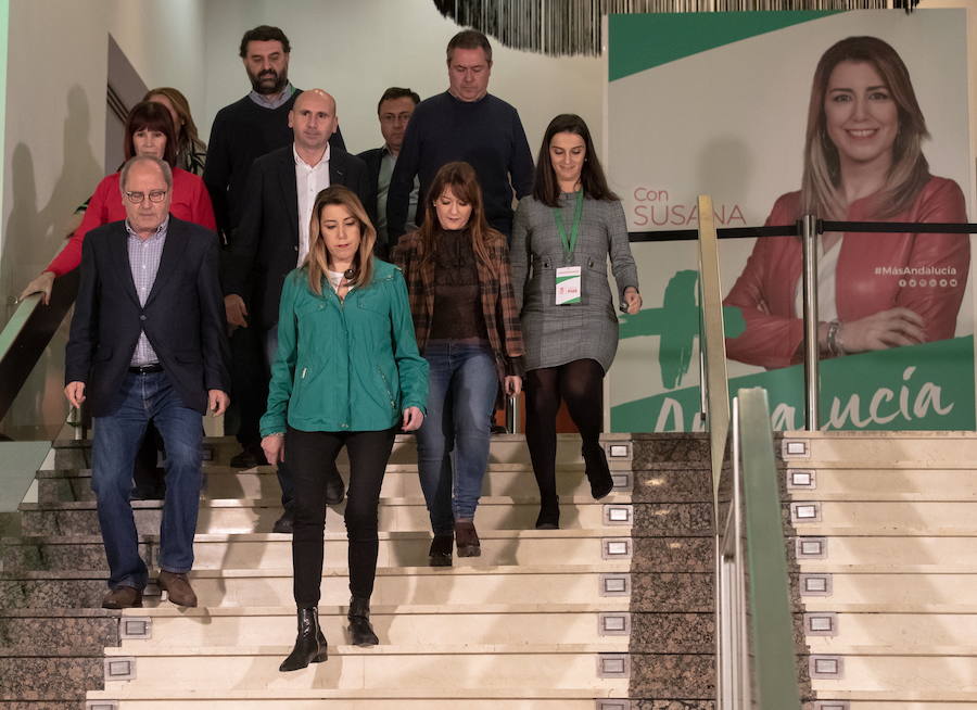 Susana Díaz y su equipo, dirigiéndose con rostro serio a comunicar el resultado a su electorado.