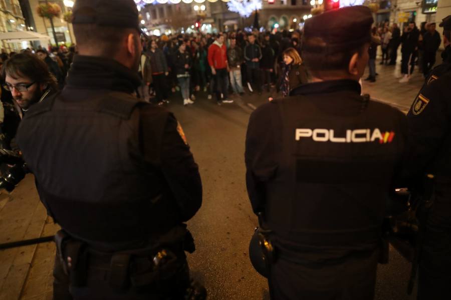 La concentración, convocada a las 18.00 horas, ha derivado en una manifestación que ha obligado a cortar calles del centro.