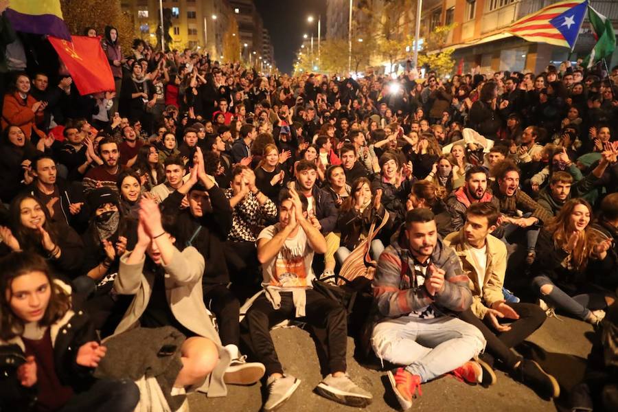 La concentración, convocada a las 18.00 horas, ha derivado en una manifestación que ha obligado a cortar calles del centro.