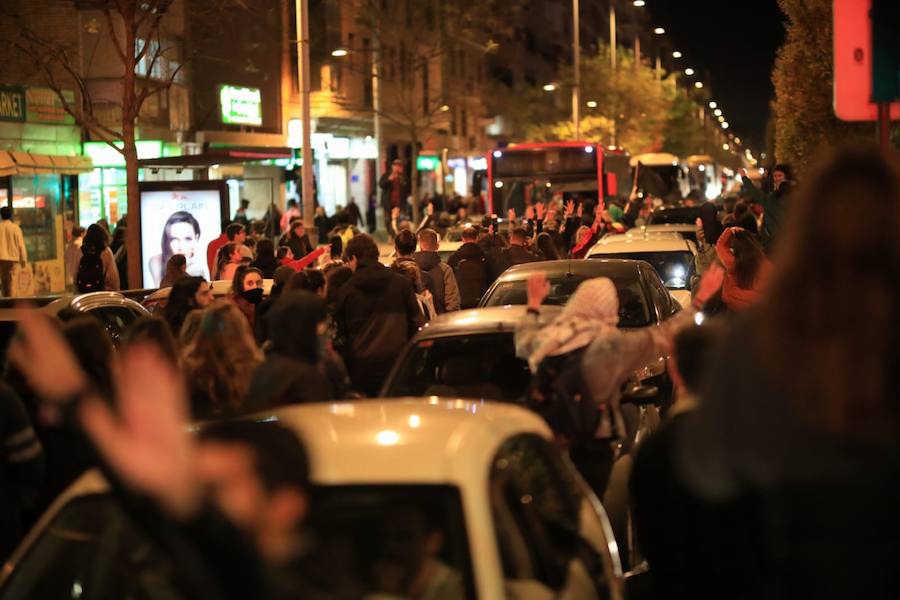 La concentración, convocada a las 18.00 horas, ha derivado en una manifestación que ha obligado a cortar calles del centro.