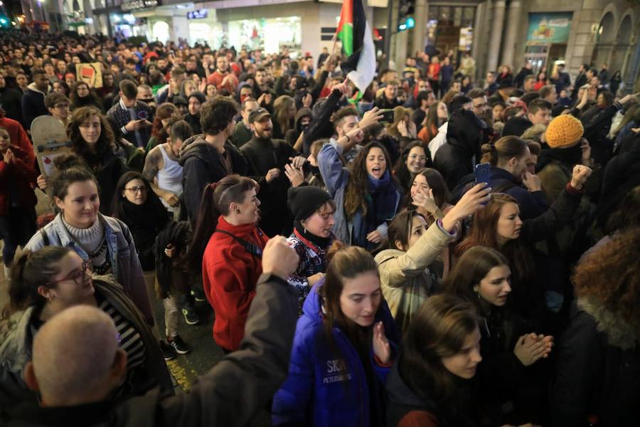 La concentración, convocada a las 18.00 horas, ha derivado en una manifestación que ha obligado a cortar calles del centro.