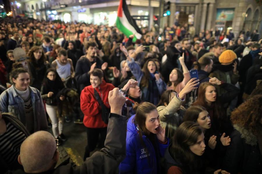 La concentración, convocada a las 18.00 horas, ha derivado en una manifestación que ha obligado a cortar calles del centro.