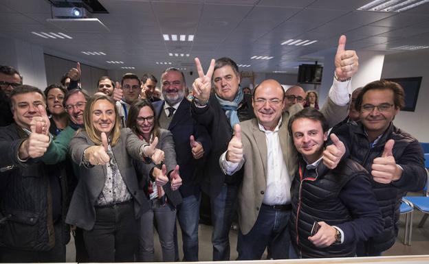 El PP anticipa la fiesta del cambio pese a perder un diputado
