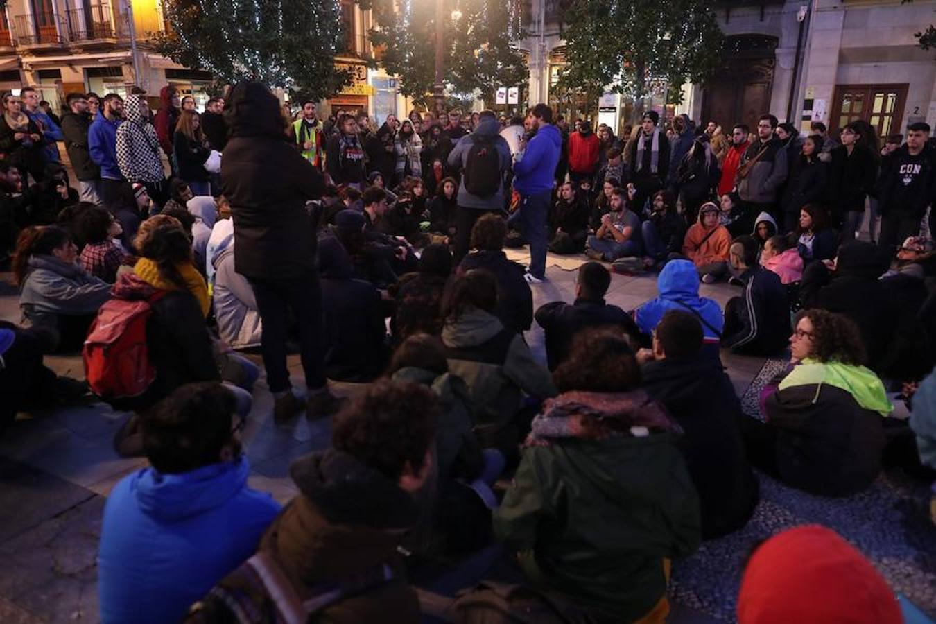 La concentración, convocada a las 18.00 horas, ha derivado en una manifestación que ha obligado a cortar calles del centro.