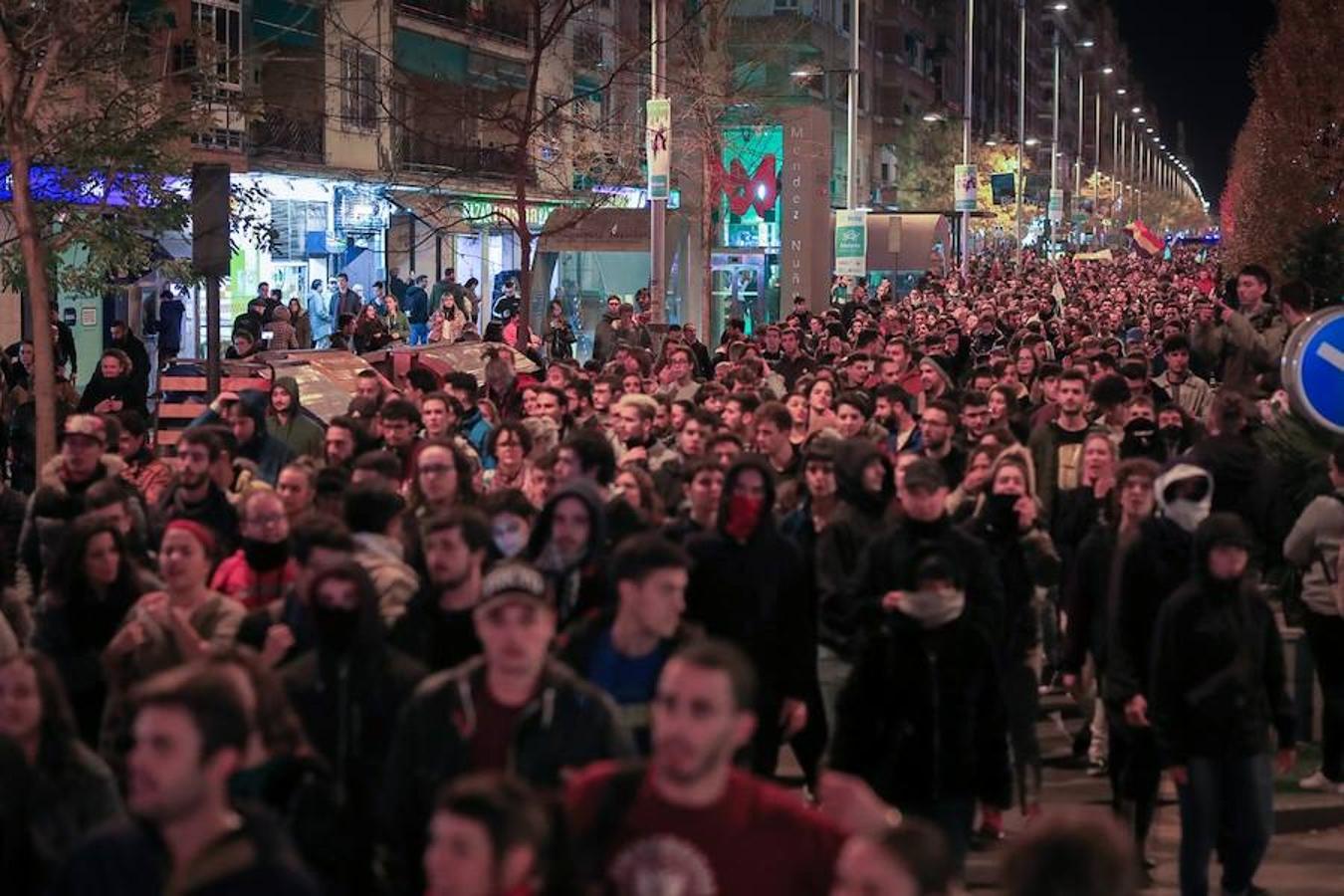 La concentración, convocada a las 18.00 horas, ha derivado en una manifestación que ha obligado a cortar calles del centro.