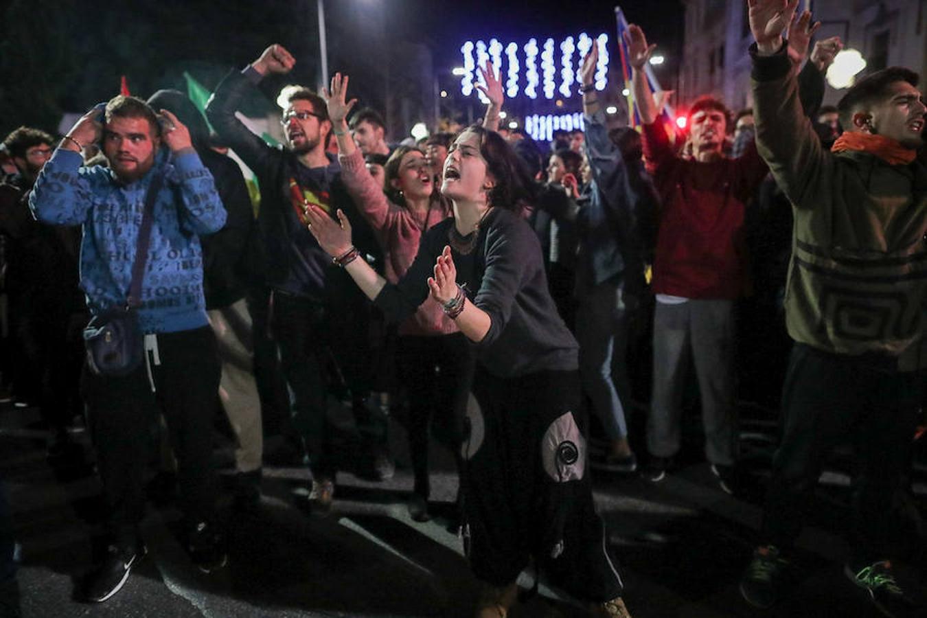 La concentración, convocada a las 18.00 horas, ha derivado en una manifestación que ha obligado a cortar calles del centro.