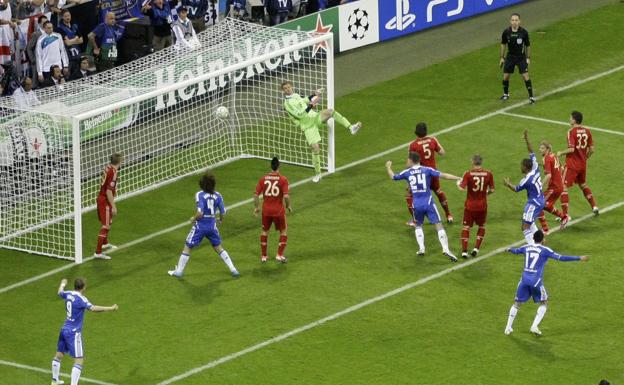 Instante en el que el cabezazo de Drogba supera a Neuer