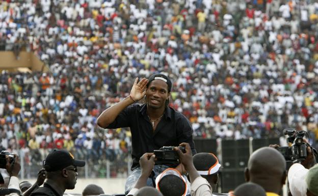 Drogba, en el homenaje que recibió en Abidjan en 2007 