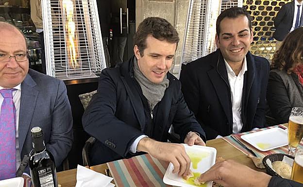 Requena, a la derecha, con Casado y el alcalde de Jaén, durante la campaña electoral.