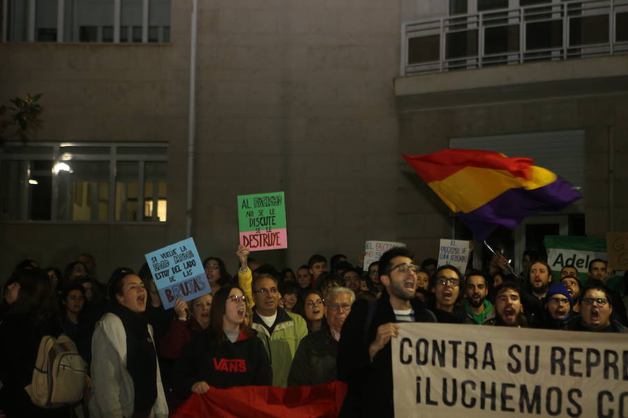 700 personas protestan en la plaza de las Batallas contra la entrada de la ultra derecha en la Cámara andaluza tras las elecciones del domingo