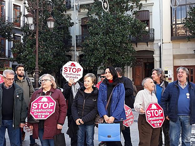 Mercedes, a la derecha, con miembros de Stop Desahucios. 