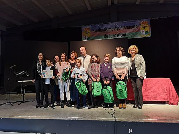 Los ganadores posan con sus premios. 