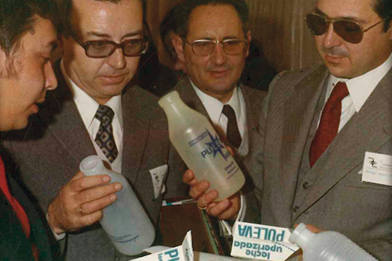 1968.PIONEROS EN EL ENVASE TETRA PAK. En esta fotografía aparece el joven Rafael Pérez-Pire enseñando los novedosos envases de Tetra Pak. PULEVA se convierte en la primera marca de leche de España en introducir en el mercado la leche uperizada, y otros derivados, presentados en el nuevo y revolucionario envase. 