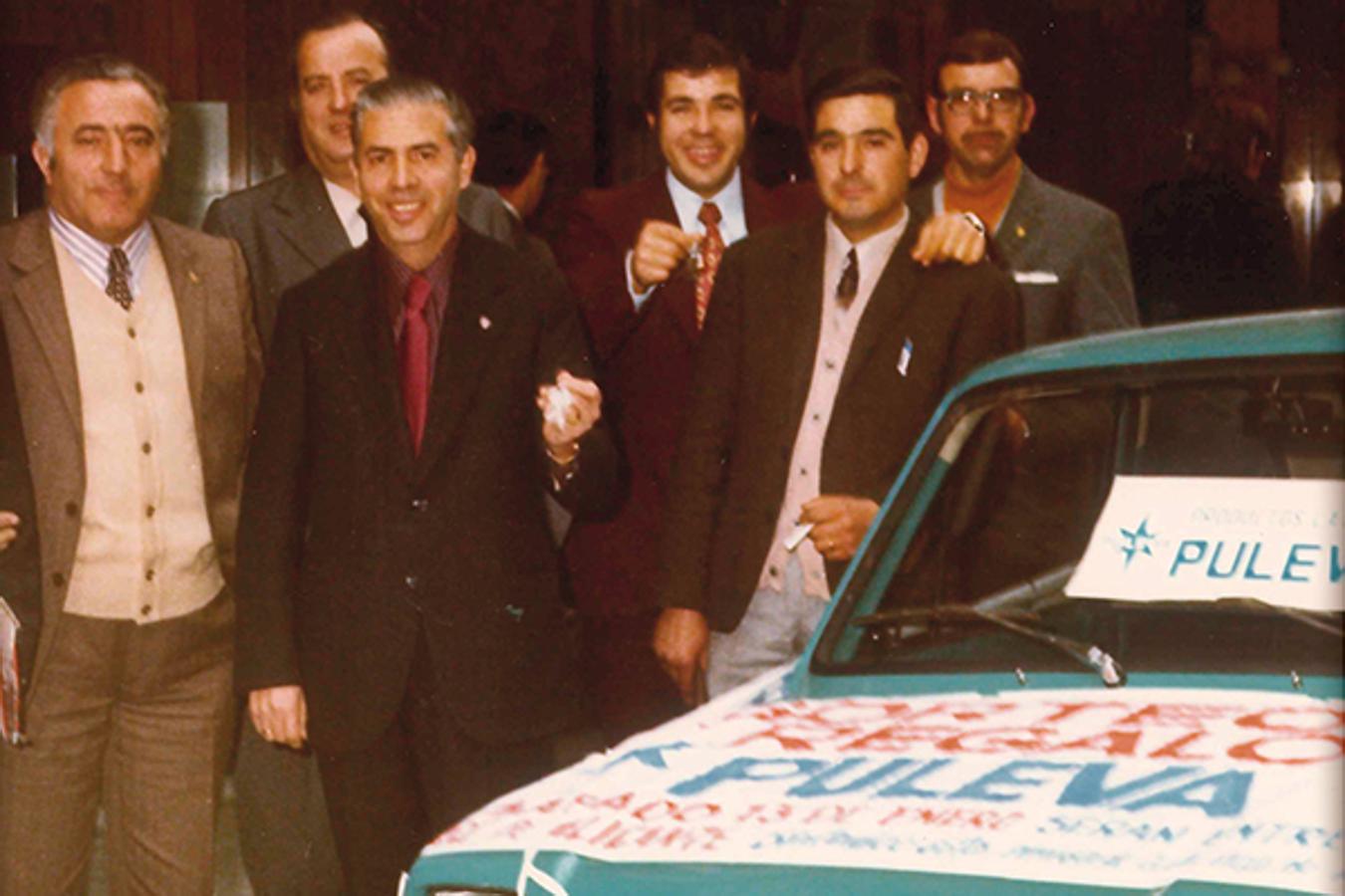 1973.Primeras promociones. La zona de Levante fue de especial atención para PULEVA. En la foto vemos al ganador de un coche en un sorteo organizado por la marca, en el marco de un concierto del cantante Eduardo Rodrigo.