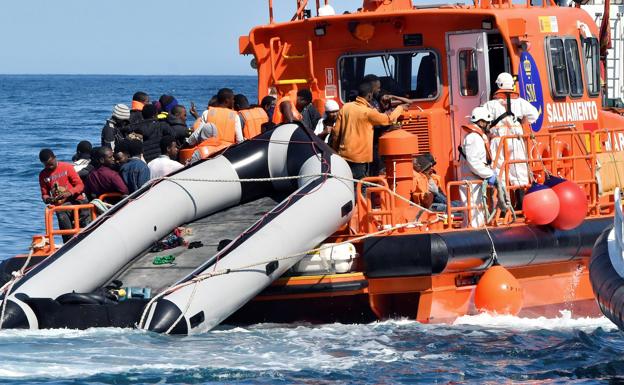 Ascienden a 119 los inmigrantes rescatados en tres pateras en aguas de Alborán