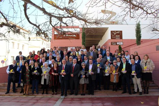 Foto de familia tras el acto de reconocimiento en Quesada.