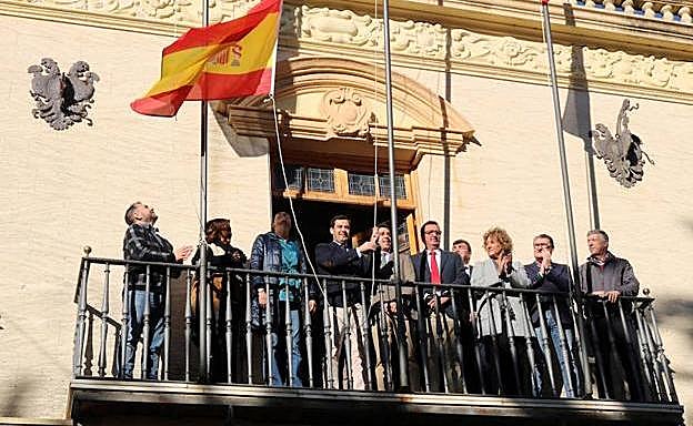 Juanma Moreno, durante su visita a Ayamonte con motivo del Día de la Constitución.