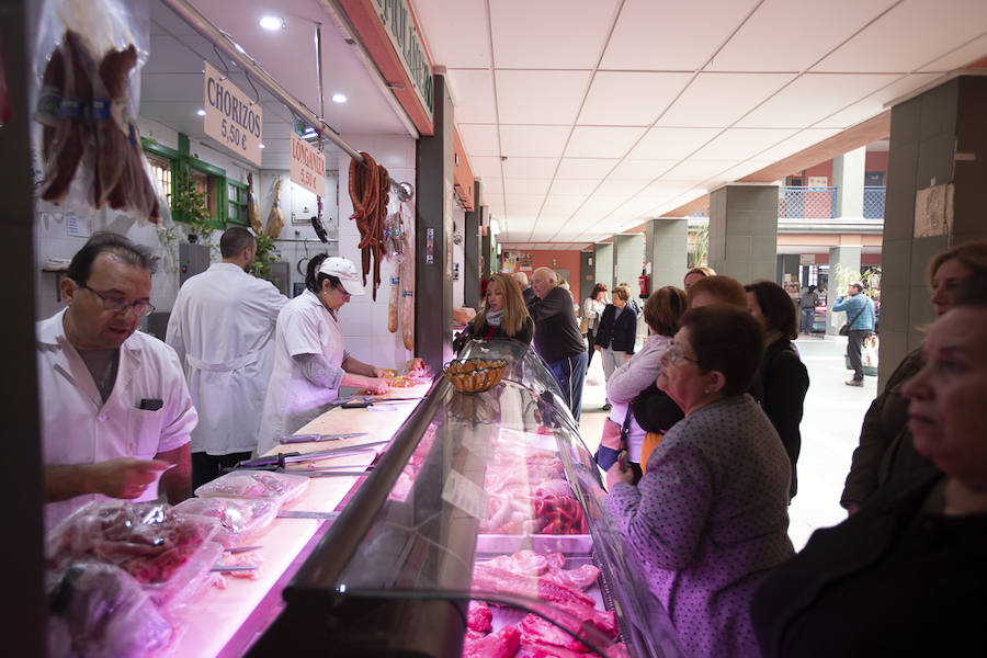 Los mercados de la Costa languidecen a la sombra de las grandes superficies. Los comerciantes de Motril se quejan de un suelo que resbala, de la falta de aparcamientos o del frío y el calor que hace en el edificio 