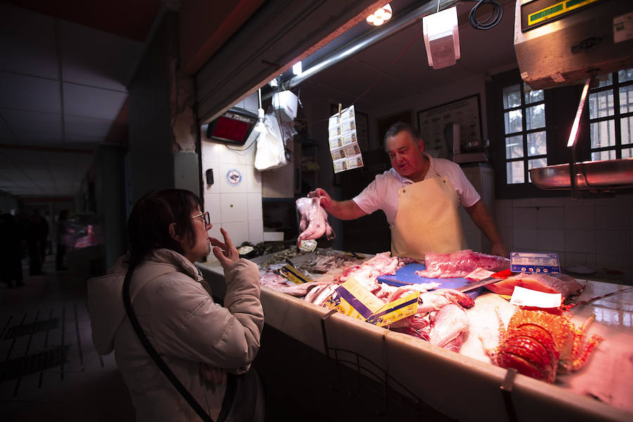 Los mercados de la Costa languidecen a la sombra de las grandes superficies. Los comerciantes de Motril se quejan de un suelo que resbala, de la falta de aparcamientos o del frío y el calor que hace en el edificio 