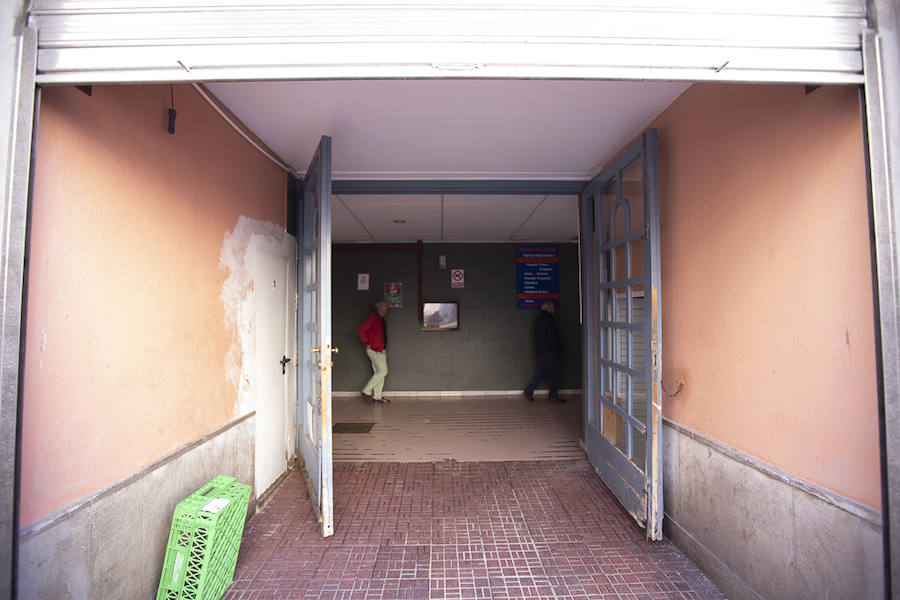 Los mercados de la Costa languidecen a la sombra de las grandes superficies. Los comerciantes de Motril se quejan de un suelo que resbala, de la falta de aparcamientos o del frío y el calor que hace en el edificio 