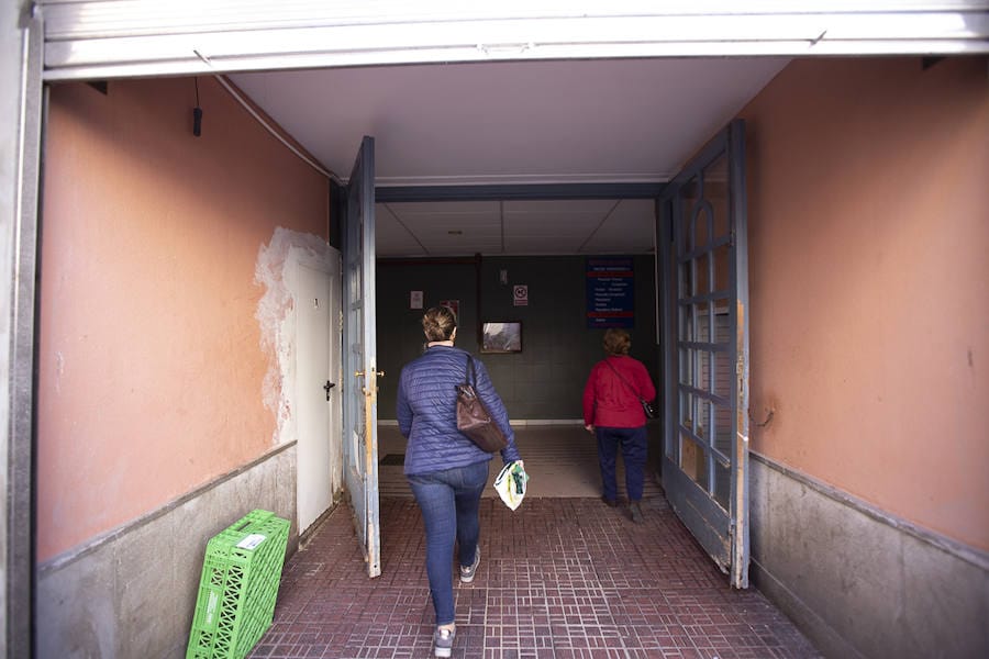 Los mercados de la Costa languidecen a la sombra de las grandes superficies. Los comerciantes de Motril se quejan de un suelo que resbala, de la falta de aparcamientos o del frío y el calor que hace en el edificio 