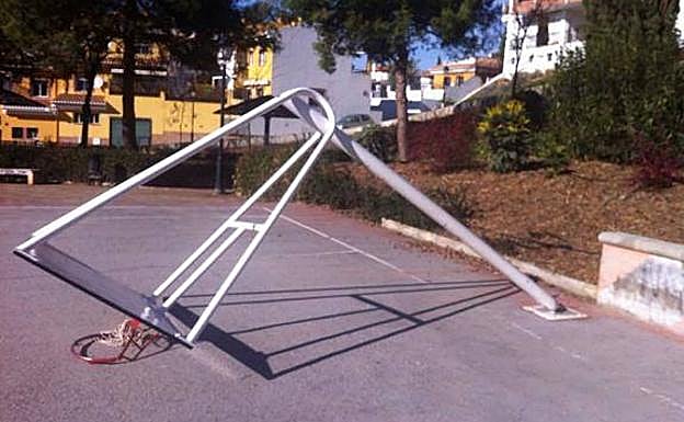 El mal estado de canastas y porterías provoca una decena de incidentes en niños, uno de ellos en Granada