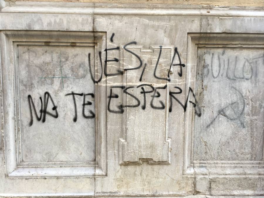 El Arzobispado ha detectado dos pintadas recientes, investigadas por la Policía Local, que se suman a las que no se pueden borrar o 'reaparecen' con el tiempo