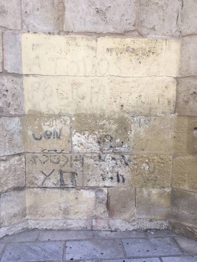 El Arzobispado ha detectado dos pintadas recientes, investigadas por la Policía Local, que se suman a las que no se pueden borrar o 'reaparecen' con el tiempo