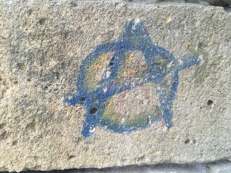 El Arzobispado ha detectado dos pintadas recientes, investigadas por la Policía Local, que se suman a las que no se pueden borrar o 'reaparecen' con el tiempo