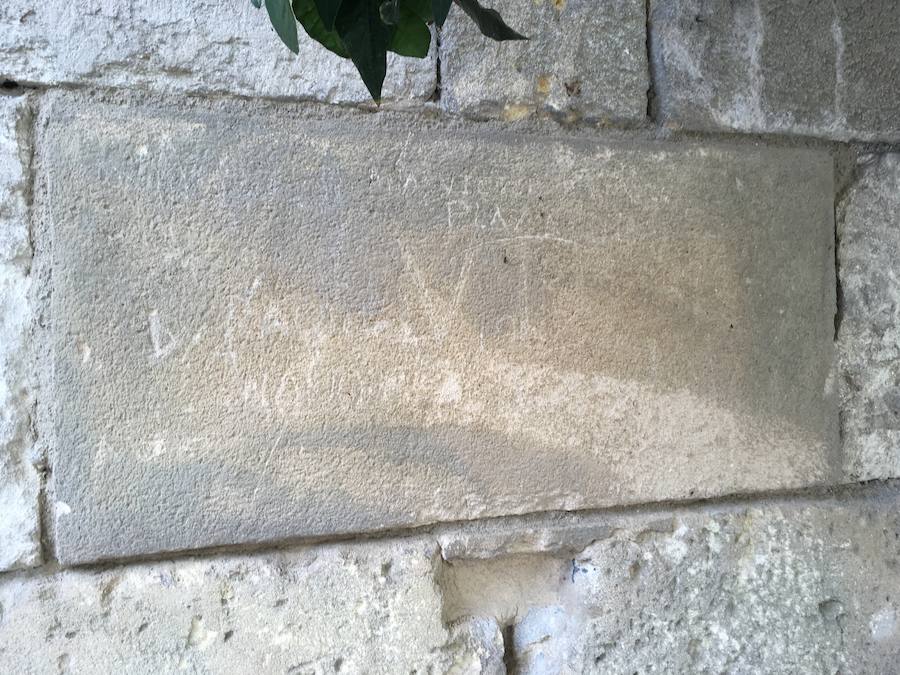 El Arzobispado ha detectado dos pintadas recientes, investigadas por la Policía Local, que se suman a las que no se pueden borrar o 'reaparecen' con el tiempo