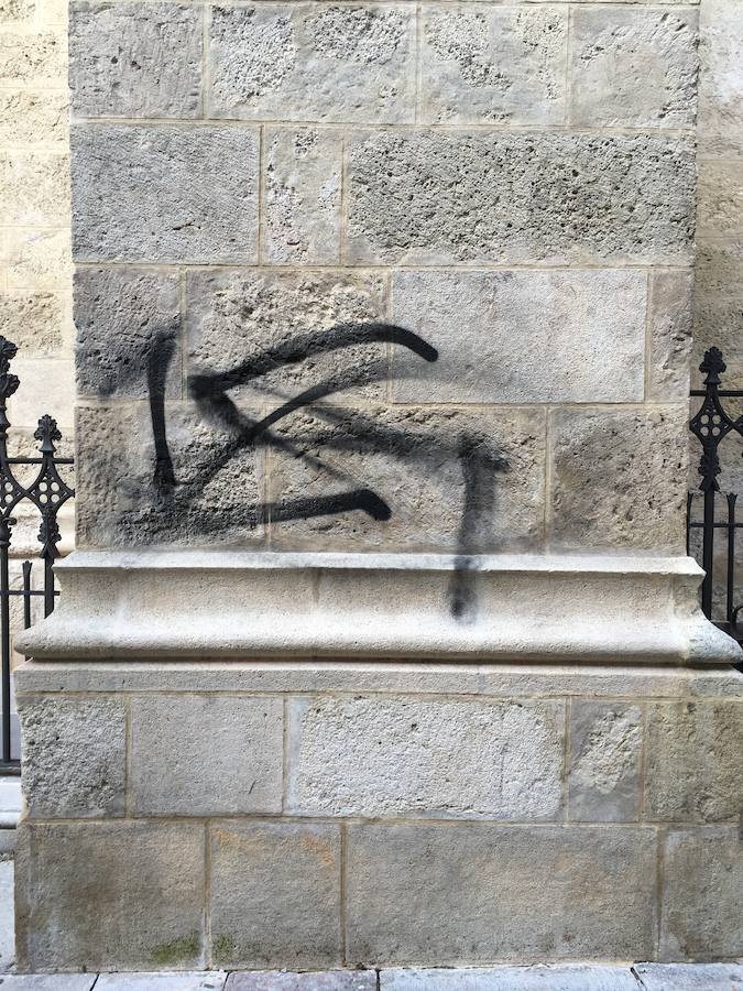 El Arzobispado ha detectado dos pintadas recientes, investigadas por la Policía Local, que se suman a las que no se pueden borrar o 'reaparecen' con el tiempo