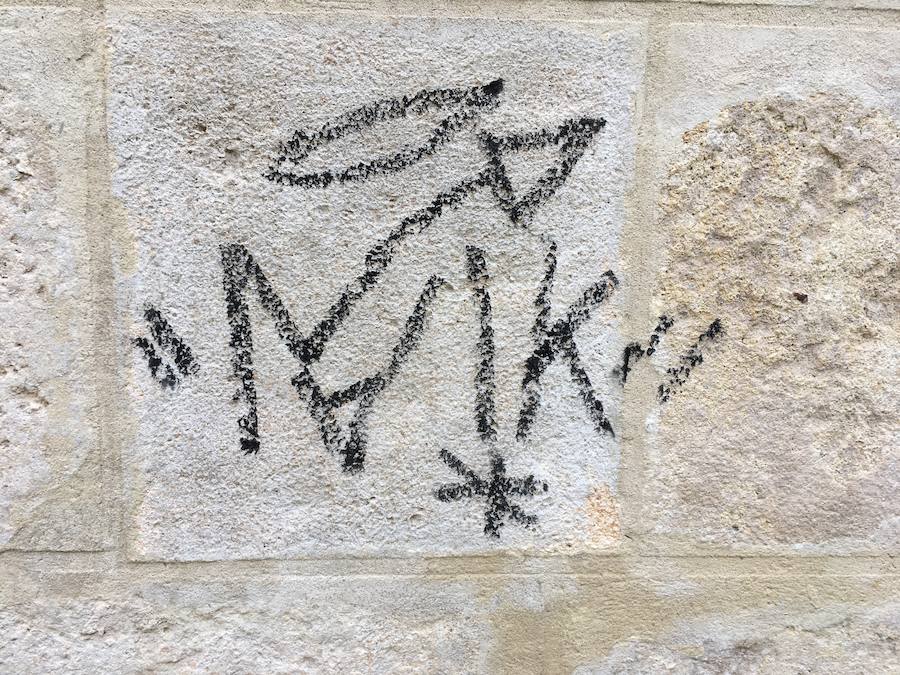 El Arzobispado ha detectado dos pintadas recientes, investigadas por la Policía Local, que se suman a las que no se pueden borrar o 'reaparecen' con el tiempo