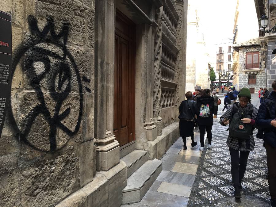 El Arzobispado ha detectado dos pintadas recientes, investigadas por la Policía Local, que se suman a las que no se pueden borrar o 'reaparecen' con el tiempo