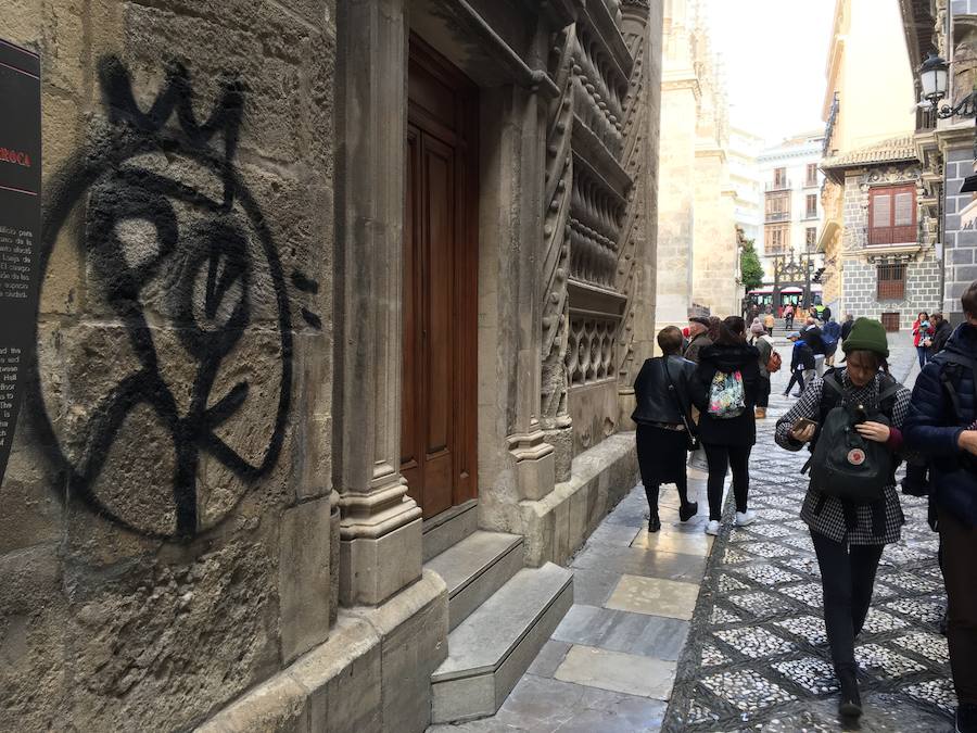 El Arzobispado ha detectado dos pintadas recientes, investigadas por la Policía Local, que se suman a las que no se pueden borrar o 'reaparecen' con el tiempo