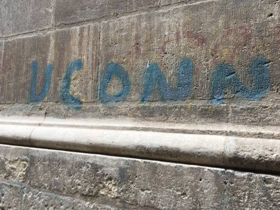 El Arzobispado ha detectado dos pintadas recientes, investigadas por la Policía Local, que se suman a las que no se pueden borrar o 'reaparecen' con el tiempo