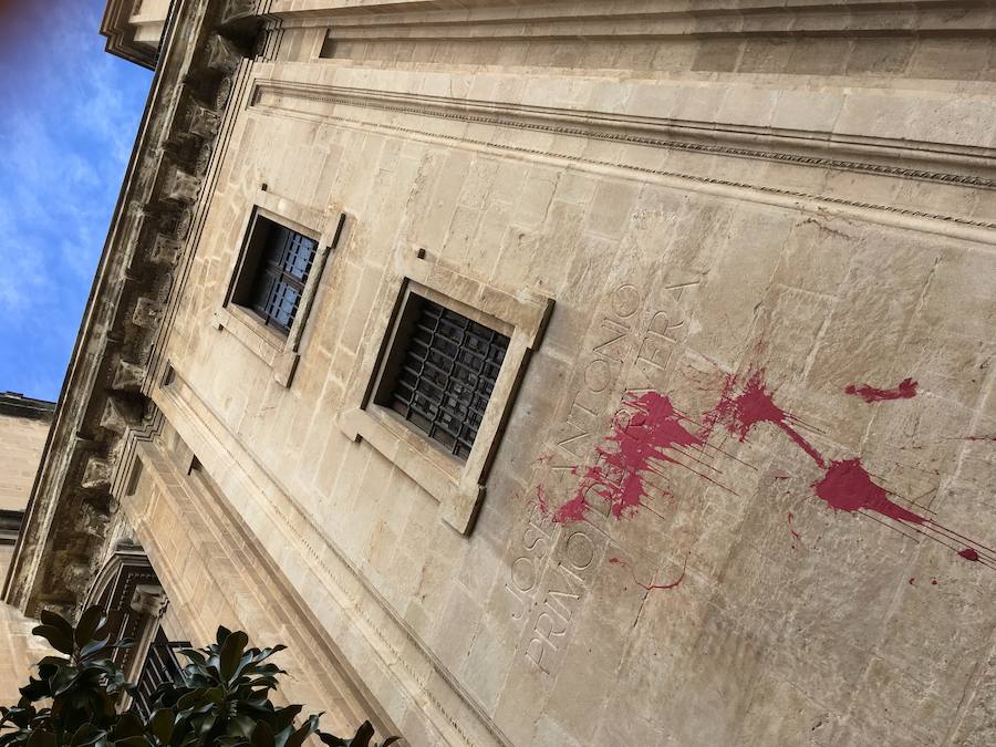 El Arzobispado ha detectado dos pintadas recientes, investigadas por la Policía Local, que se suman a las que no se pueden borrar o 'reaparecen' con el tiempo