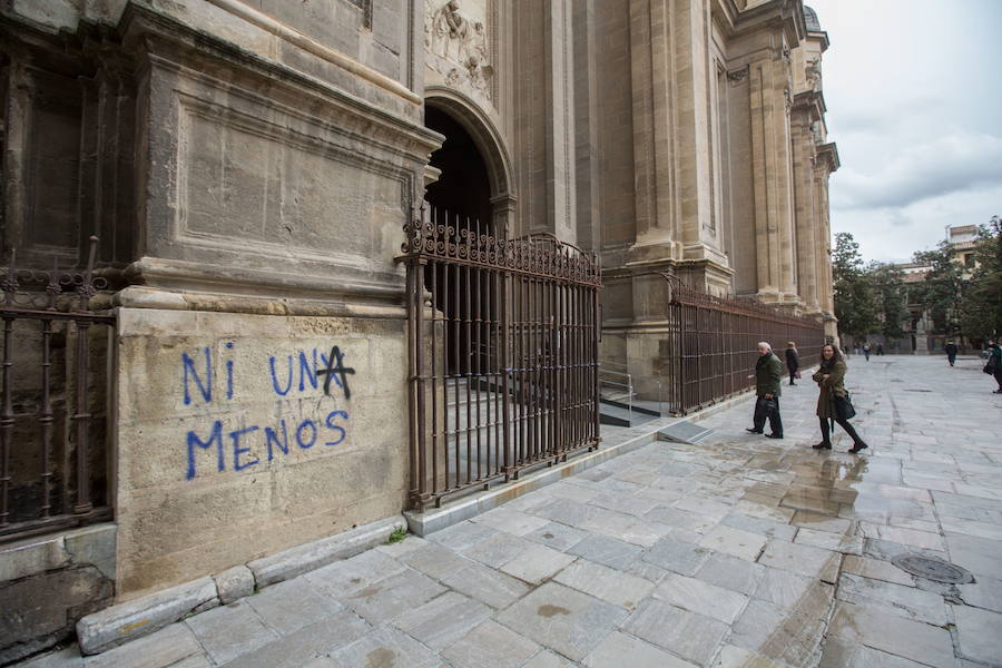 El Arzobispado ha detectado dos pintadas recientes, investigadas por la Policía Local, que se suman a las que no se pueden borrar o 'reaparecen' con el tiempo