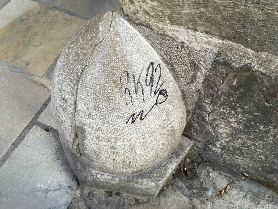 El Arzobispado ha detectado dos pintadas recientes, investigadas por la Policía Local, que se suman a las que no se pueden borrar o 'reaparecen' con el tiempo