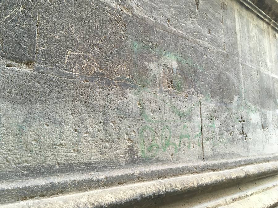 El Arzobispado ha detectado dos pintadas recientes, investigadas por la Policía Local, que se suman a las que no se pueden borrar o 'reaparecen' con el tiempo