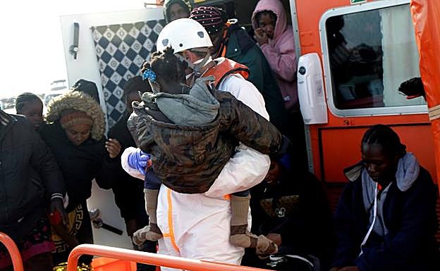 Salvamento Marítino rescata a inmigrantes.