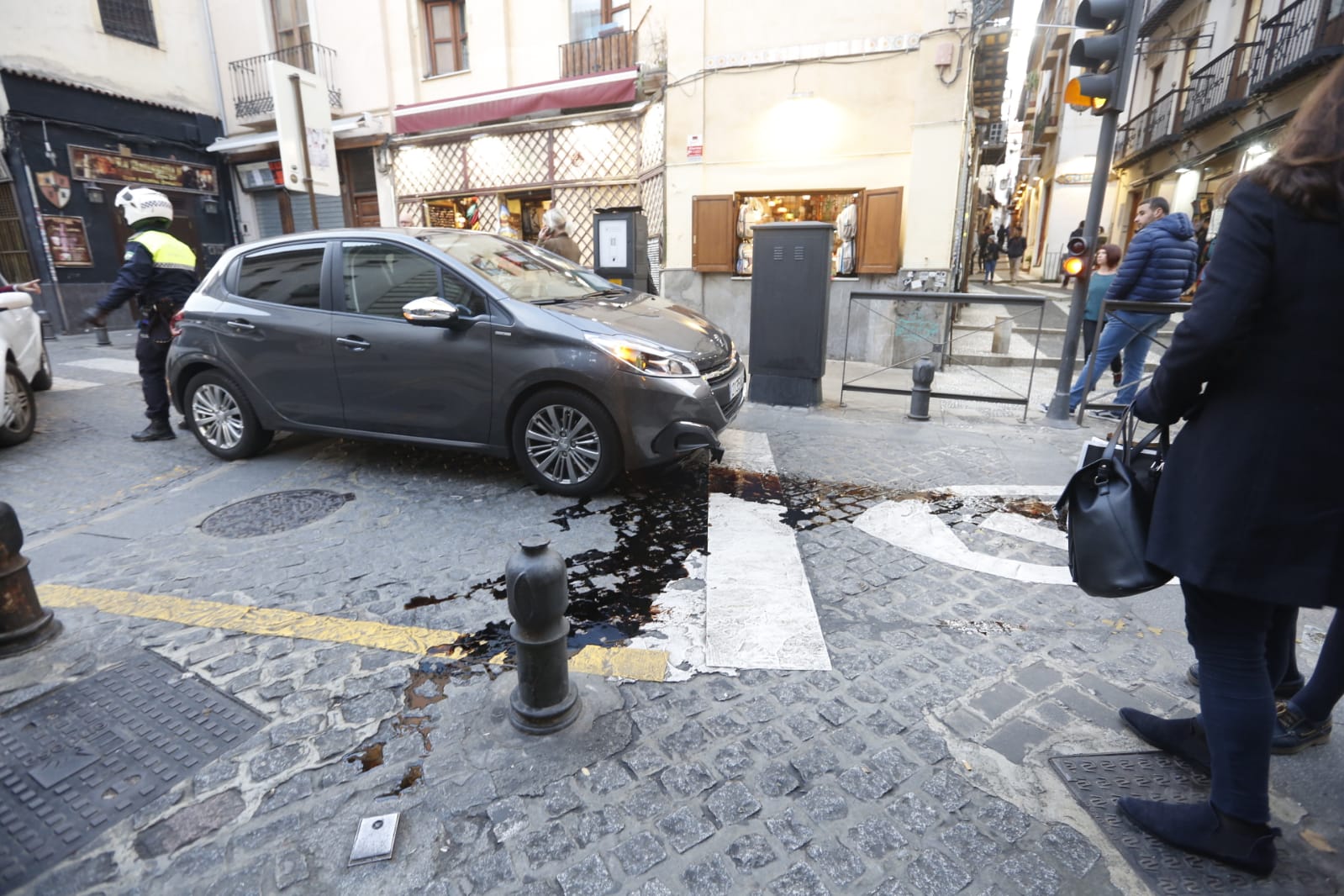 Todo apunta a que el conductor se saltó un semáforo en rojo y le saltó la pilona justo en el momento de pasar