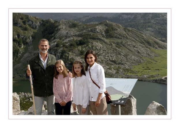 Los Reyes y sus hijas, durante un paseo que realizaron por los lagos de Covadonga el pasado 8 de septiembre. :: casa real