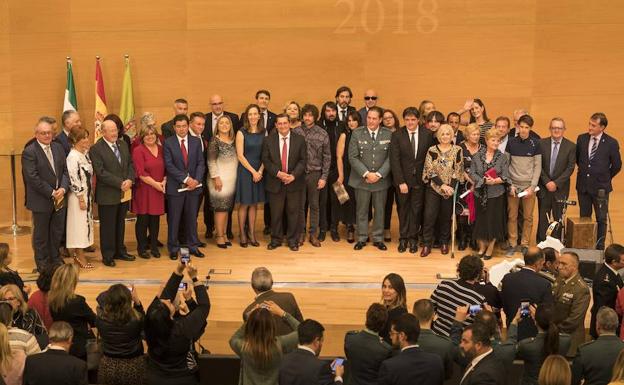 Foto de familia de los premiados.