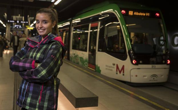 La joven que salvó la vida de un niño en un vagón de metro, utilizando la maniobra de Heimlich, posa en la estación de Recogidas.