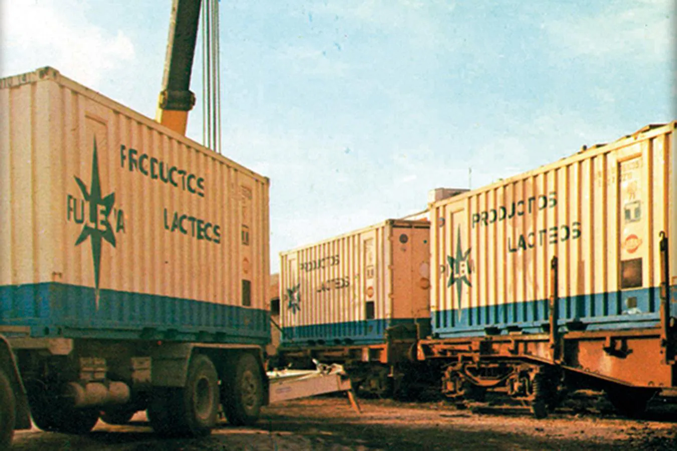 1984. 'EL TREN DE LA LECHE'. Un camión trasvasa contenedores refrigerados en la estación de ferrocarril de Granada. Procedían del “tren de la leche” que llegaba a diario desde Galicia.