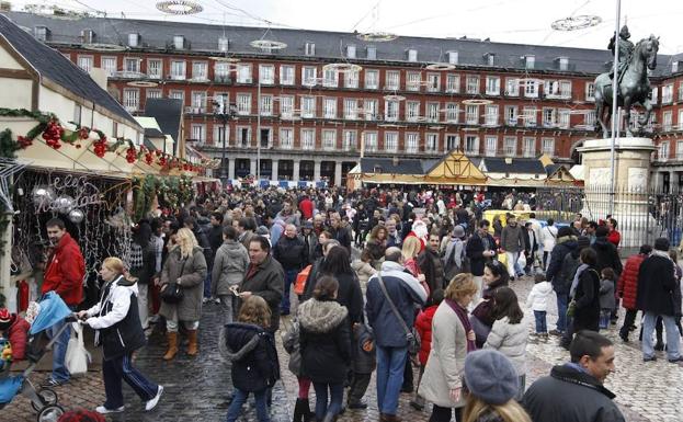 Mercadillo navideño en la Plaza Mayor de Madrid.