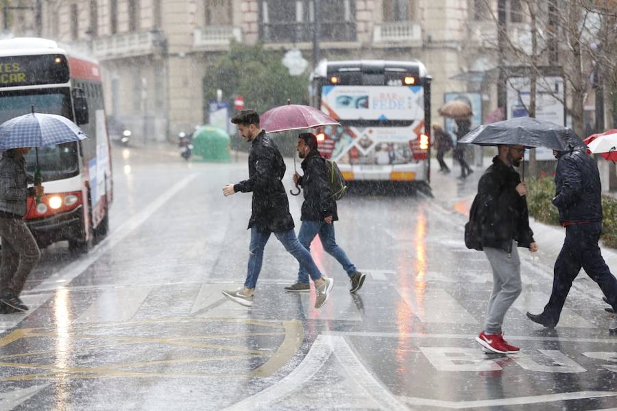La capital vive una jornada con mal tiempo y en alerta amarilla por el viento
