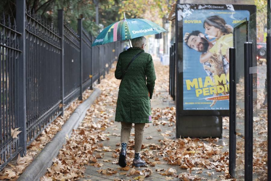 La capital vive una jornada con mal tiempo y en alerta amarilla por el viento