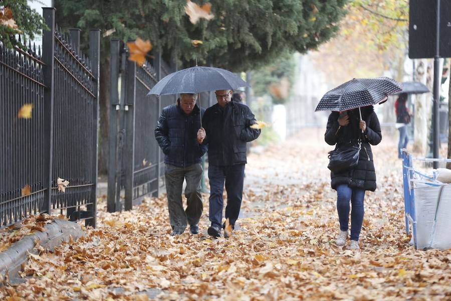 La capital vive una jornada con mal tiempo y en alerta amarilla por el viento